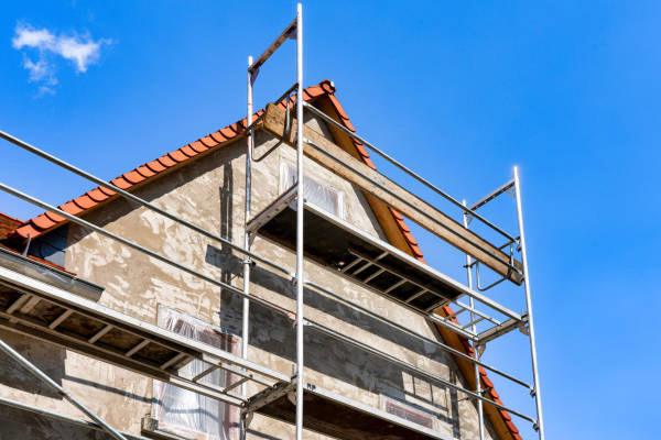 Ravalement de façade et peinture sur toiture par Les Bretons du Démoussage